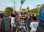 Truk Ringsek Usai Tabrak Pembatas Jalan di Sumenep, Polisi Masih Selidiki Penyebab