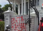 Rumah Uya Kuya Digeruduk Massa, Dinding Dicoret dan Ada Tulisan “Disita Rakyat”