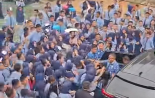 foto:Kepala SMPN 1 Prabumulih, Roni Ardiansyah, Kembali Bertugas Setelah Pencopotan Di batalkan dan di sambut ratusan murid murid nya