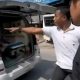 Foto:sebuah ambulan lagi mengantar pasien kritis di halangi mobil innova warna hitam