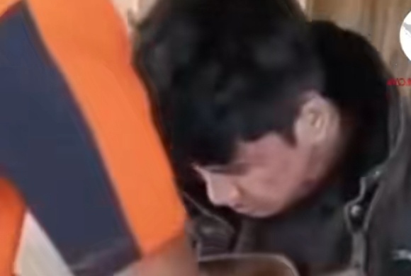 foto:tangkapan layar petugas koprasi di duga mencuri pakain dalam warga