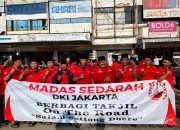 “Semangat Ramadan, Madas Sedarah DKI Jakarta Turun ke Jalan Berbagi Takjil di Kebayoran Lama”